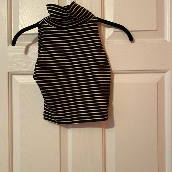 American apparel B/W cropped turtleneck - Picture 2 of 2